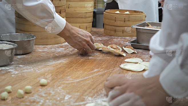 厨房里饺子制作过程的特写。手工准备，包括面点按摩和肉馅，虾，蔬菜卷。
