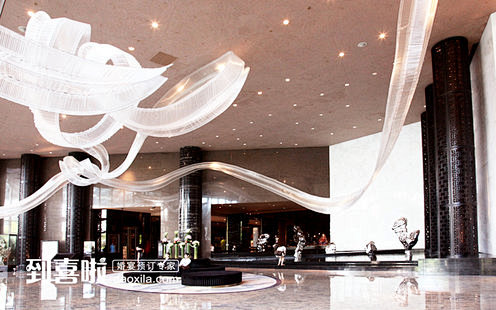 位于洲际中心内的上海浦西洲际酒店拥有53...