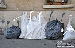 Sandrine Estrade Boulet是个疯狂的画家，丰富多产。她在巴黎不同的街道上忘我地涂鸦，一簇杂草，几袋垃圾，甚至一条水渍，她都能三笔两笔添枝加叶地变出一幅神奇的作品。碰上不方便直接上手的楼宇、铁塔、雪地，她也要先拍下来，后期再进行电脑创作。#求是爱设计# ​​​​