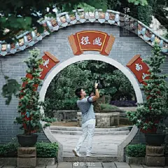 和小伙伴去踩点时没有模特怎么办？小伙伴表示不如先拍我吧，可以说是很妩媚了！（via.@-筑北 ） ​