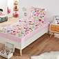 Caradou sans couette LOVE : Le caradou sans couette imprimé cœurs LOVE. Vraiment génial pour les lits superposés, en vacances ou pour les lits d'appoint !L'astuce ? La housse de couette et le drap-housse sont reliés par une glissière, et le lit toujours b