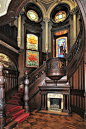 瓷瓶、油画、雕塑、彩绘玻璃，只要安排得宜，楼梯间也可以是展览厅。 ​​​​