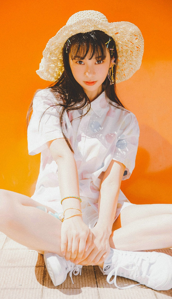 草帽少女阳光下娇俏可人潮范十足_唯美写真...