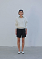 Fleur Boat-Neck Knit in White : 따스한 봄날의 꽃망울을 연상시키는 입체적인 짜임과 클래식한 실루엣이 조화를 이루고 있는 Fleur Boat-neck Knit입니다. 타원형 형태의 라운드 네크라인으로 여성의 선을 아름답게 표현될 수 있도록 디자인하였으며, 굵고 넓은 립 조직을 더해 플뢰르 보트넥 니트의 균형 