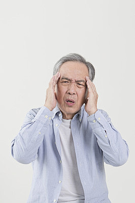 老年男人,头痛