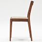 胡桃木軟墊座椅 | 無印良品 MUJI : 以胡桃木製造的椅子。為了增加舒適度，於座位使用了聚氨酯泡沫素材。