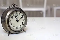 白色背景上的老式时钟