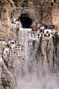 山崖上的村落与庙宇，西藏。