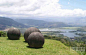 哥斯达黎加巨型石球：20世纪30年代，在哥斯达黎加的迪奎斯三角洲发现了300来个大小不等的石球，多数呈几何状排列，指向磁北，由花岗闪长岩雕刻而成，石球表面各点的曲率几乎完全一样。据说这些石球制作于公元前200年于公元前1600年之间。