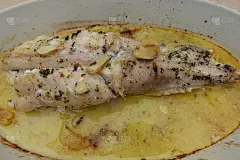 用大蒜和柠檬汁调味的烤鱼是法国美食