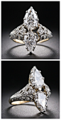 维多利亚时代的钻戒，奢华梨形钻石映衬出对称的美感~