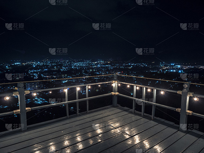 城市上方的露台