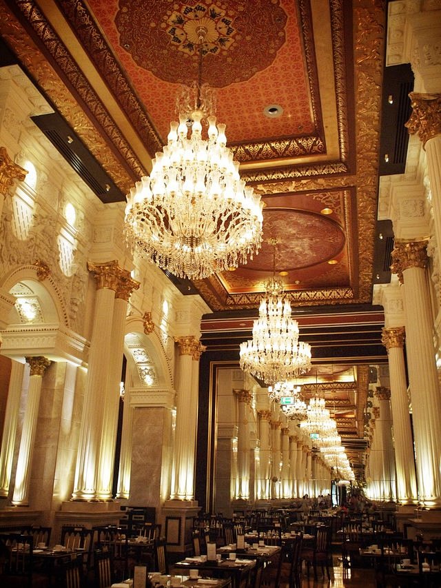 酒店的早餐很是惊艳，镜厅有凡尔赛宫的感觉...