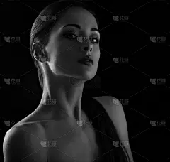 美丽的化妆师，长颈优雅，身体健康，沉着严肃。特写肖像。艺术。表达式肖像。