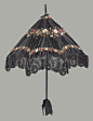 19世纪末20世纪初女士遮阳伞。<br/>这些遮阳伞都具有极高的品质，都有当时的奢侈品牌定制，使用稀有的材质和顶级工匠，能使用这些阳伞的也都是贵族的小姐和新资产阶级的贵妇人。阳伞作为当时时髦的配饰受到追捧，成为一种流行元素。<br/>现在它们收藏于美国大都会博物馆、波士顿博物馆、英国V&A博物馆 ​​​​