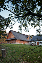 南波西米亚乡村住房改造项目 / Lenka Míková : 两栋房屋与鹿和树木的奏鸣曲。