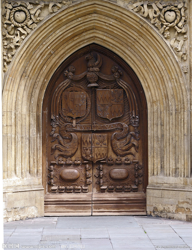 修道院的门