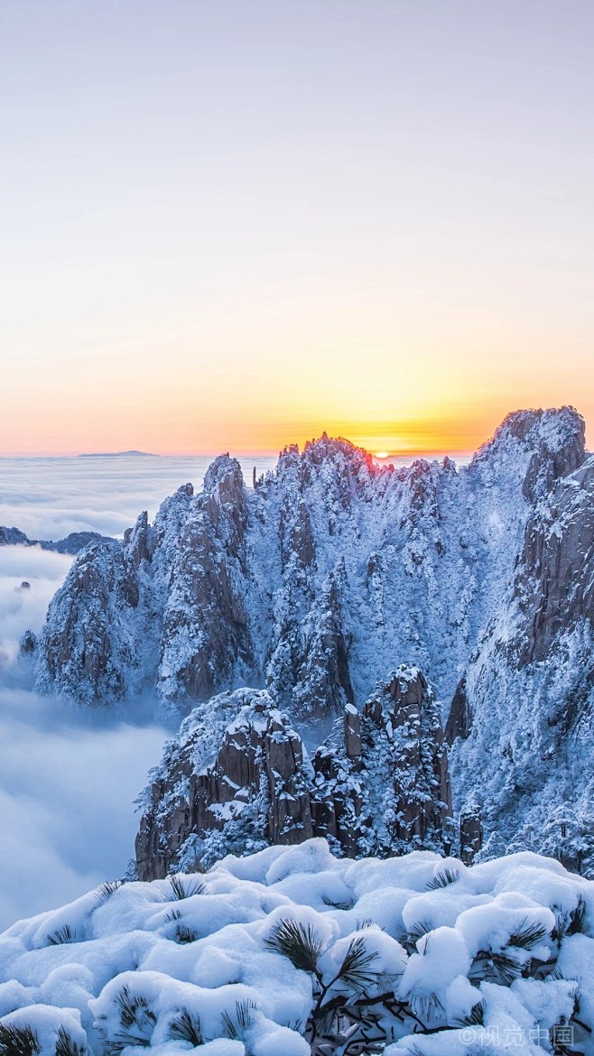 黄山的雪不像北方那边气势磅礴，这里的雪来...