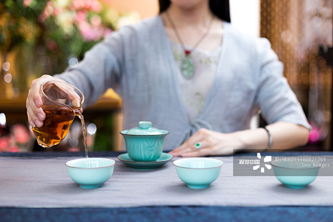 功夫茶茶艺表演和桌上的茶具_创意图片