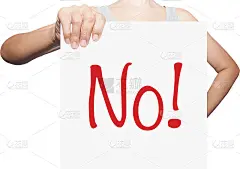 手持一个白色的公告牌，上面写着No…