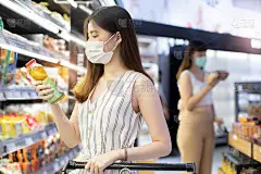 新常态购物，亚洲女性购物在服装商店与面膜。