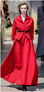 一袭红裙，一抹妖艳      Dior套装