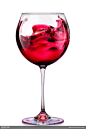 酒杯中荡漾的红酒高清摄影图片