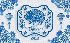 【矢量AI点图片可下载】新中式  青花 青花瓷 青花瓷花朵 青花立体花朵 青花中国风 2019 迎春接福 新年好 元旦 元宵 元宵节 除夕 春节 新春 恭喜发财 猪年好运   2019年 猪年 猪年海报 新年快乐 可爱小猪 卡通猪 2019新年 猪年吉祥 新年好 新年春节 春节 日历 元旦卡通猪 设计素材 矢量设计素材 EPS矢量原文件 手机壳 图案印刷 包装图案  可爱卡通小猪2019猪年新年春节元旦财神EPS矢量AI设计素材