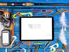 钓竿，钓具和鱼饵，卷轴木板背景与平板电脑孤立的白色屏幕，空白的文字空间