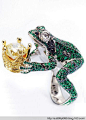 爱不释手的奢华动物戒指 -
Chopard 150 周年 白金镶嵌祖母绿、黄钻及白钻青蛙王子戒指 