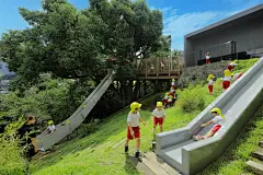 顺应地势的自然坡地幼儿园：FK Kindergarten and Nursery / HIBINOSEKKEI – mooool木藕设计网