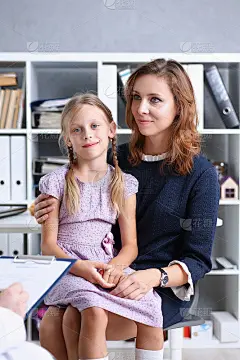 小孩和妈妈在儿科医生接待处