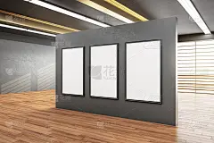 当代宽敞大厅灰色墙壁上的三张空白海报