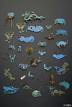 绝美中国配饰，制作工艺极为繁杂，制作時先将金、銀片按花形制作成一個底托，再用金丝沿著图案花形的边缘焊個槽，將翠鸟的羽毛巧妙地粘在金銀制成的金底托上，形成吉祥精美的图案。