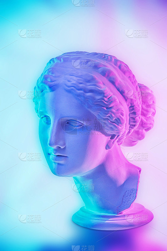 米洛的维纳斯雕像。创意概念彩色霓虹图像配...