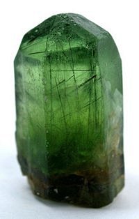 来自巴基斯坦的橄榄石：幽绿色的满是幻想。