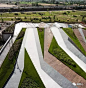 折线景观 · 给最会玩线条的你 : Fold line landscape折/线/景/观组合变幻耐人寻味之美ART未知的惊喜不同于曲线富有柔软、优美和弹力的感觉，折线形的景观要素使景观更具张力，同时给人以强烈的韵律感与现代感。似乎无章可...