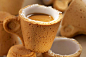 早睡早起身体好， jms早上好~   曲奇杯：一口咖啡一口杯  ❤ 看上去不错的创意哦~好吃又环保的早餐！




一口咖啡一口饼干是许多人都喜欢的美味组合 ，在此收获灵感，委内瑞拉设计师Sardi为意大利咖啡公司Lavazza带来了一个可食用的曲奇杯（Cookie Cup）创意。曲奇杯的杯体都由饼干制成，只在杯壁上覆盖着一层足以抵挡高温的特殊糖粉，你所需要做的就是惬意的享受一口咖啡一口杯的美妙组合，而这样的组合也避免了一次性纸杯的浪费。当然，对咖啡不加糖的朋友......