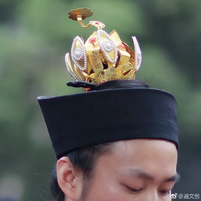 “时宫人皆衣道服，顶金莲花冠，衣画云霞，望之若神仙……”道教冠、簪皆为承袭唐宋以来古制；流传至今，道士仍用。 图一、二为@北京白云观微博 道士 ...