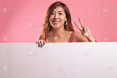 年轻的亚洲女子用空白手势表示胜利。