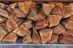 制作冬天用的柴火。