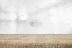 空桌子和布袋台布上模糊抽象的散景灯光背景，产品展示蒙太奇，复古风格