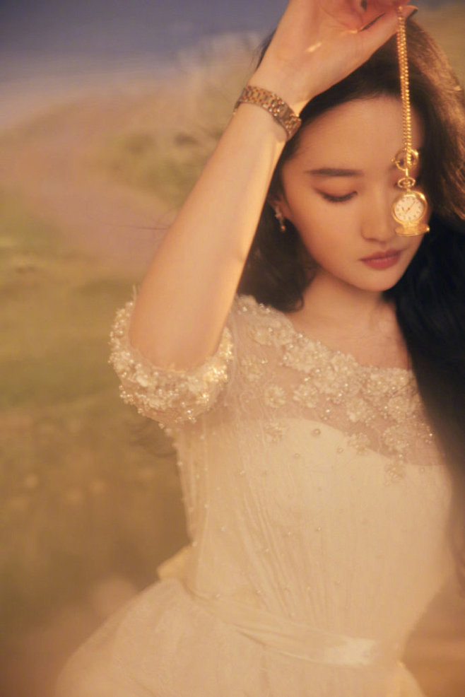 刘亦菲最新活动造型，白色珍珠纱裙，仙气飘...