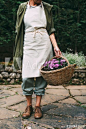 其中包括图片：Cropped view of a mature woman on a farm.