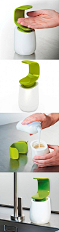 来自Joseph Joseph设计的单手皂液瓶（C-pump Soap Dispenser）采用了极富创新的C型皂液喷头，使用的时候，自然地用手背按压，皂液就从C字结构的顶部流出，单手轻轻松松搞定，方便自如~