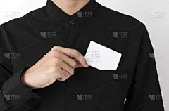 员工在口袋里抓一张空白名片，作为模型模板logo品牌背景。