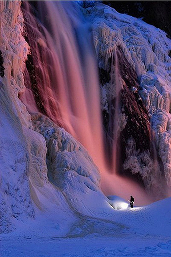 飞流直下的雄浑壮美和雷霆万钧的磅礴气势,令人震撼,感叹