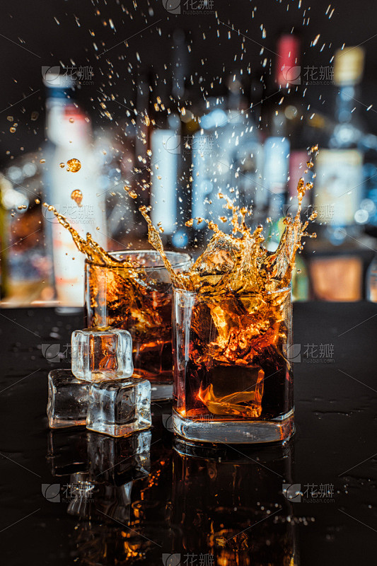 玻璃杯,威士忌,背景聚焦,垂直画幅,无人...
