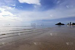 沙滩上的小海浪伴着日出日落。背景风景图片黄昏或黎明在大西洋海滩与小波浪在低潮。背景壁纸图片。
