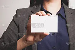 女商人展示并递上一张空白名片。